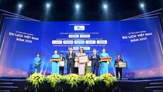 Bà Nguyễn Ngọc Thúy Linh – Phó Tổng Giám đốc Vận hành Xanh SM đại diện doanh nghiệp nhận giải