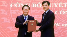 Bí thư Thành ủy Hà Nội Nguyễn Duy Ngọc trao quyết định của Bộ Chính trị điều động, chỉ định ông Nguyễn Đức Trung tham gia Ban Chấp hành, Ban Thường vụ, giữ chức Phó Bí thư Thành ủy Hà Nội khoá XVIII.