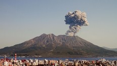 Núi lửa ở Nhật Bản phun tro bụi cao hàng nghìn mét