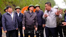 Phó Thủ tướng Chính phủ Hồ Quốc Dũng cùng đoàn công tác kiểm tra thực tế tại hiện trường sạt lở tuyến đèo Mimosa (một trong những cửa ngõ của Đà Lạt, Lâm Đồng) bị sạt lở nghiêm trọng, tạm dừng cho phương tiện lưu thông.