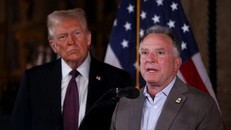 Ông Steve Witkoff đứng bên cạnh ông Donald Trump tại Mar-a-Lago, ngày 7/1/2025. Ảnh: Reuters