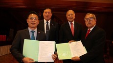 Lễ ký kết thỏa thuận hợp tác giữa Bệnh viện Châm cứu Trung ương Việt Nam và Đảng Lao động Mexico. Ảnh: Phi Hùng/TTXVN