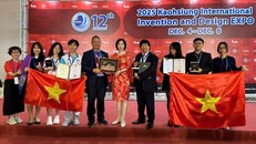 Nghệ nhân Phạm Hồng Vinh nhận Huy chương Vàng quốc tế tại Triển lãm Quốc tế về Sáng chế và Thiết kế Cao Hùng. Ảnh: NVCC