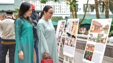 Du khách ngạc nhiên khi tìm hiểu về một dòng tranh dân gian nổi bật của xứ Huế. Ảnh: BTC