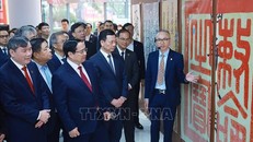 Thủ tướng Phạm Minh Chính tham quan không gian trưng bày về Hán Nôm tại Viện Hàn lâm Khoa học và Xã hội Việt Nam. Ảnh: Dương Giang