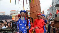 Kiệu rước của cụ ông Vũ Văn Oanh, phường Phong Cốc (tỉnh Quảng Ninh), rất độc đáo được làm từ chiếc thuyền nan kèm cánh buồm nâu, kết hoa xung quanh. Ảnh: Đức Hiếu