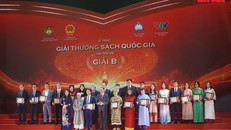 Ông Nguyễn Văn Hùng, Bí thư Đảng ủy, Bộ trưởng Bộ Văn hóa, Thể thao và Du lịch và bà Lâm Thị Phương Thanh, Ủy viên Ban Chấp hành Trung ương Đảng, Thứ trưởng Thường trực Bộ Văn hóa, Thể thao và Du lịch trao giải cho các tác giả, nhà xuất bản, đơn vị liên kết có sách đạt Giải B.