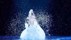 Dù đã 67 tuổi, nghệ sĩ Dương Lệ Bình vẫn trực tiếp tham gia biểu diễn trong chương “Mùa Đông” tại Hà Nội. Ảnh: TTXVN phát