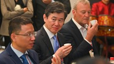 Các đại biểu thưởng thức trà Việt. Ảnh: NVCC