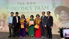 Ban lãnh đạo Bảo tàng Hà Nội, Giáo sư Ahn Kyong Hwan , ba cô em gái liệt sĩ Đặng Thùy Trâm tại buổi tọa đàm. Ảnh: Cẩm Nhung