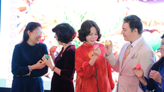 Khách mời tại buổi lễ tham gia Trò chơi “đập trứng”Ảnh: “Thể thao & Văn hóa”