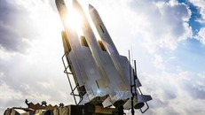 Hệ thống tên lửa phòng không Sevvom-e Khordad được giới thiệu trong cuộc duyệt binh thường niên của các lực lượng vũ trang Iran ở Tehran năm 2022. Ảnh tư liệu: IRNA