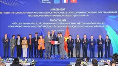 Phó Thủ tướng Hồ Đức Phớc và Cao ủy châu Âu phụ trách Quan hệ Đối tác Quốc tế Jozef Síkela chứng kiến Lễ trao thoả thuận giữa EU và Cơ quan phát triển Pháp (AFD) thay mặt cho Nhóm châu Âu về khoản bổ sung cho quỹ hỗ trợ chuyển dịch năng lượng cùng nhóm châu Âu (ETEF). Ảnh: Hoàng Hiếu