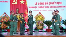 Thượng tướng Nguyễn Trường Thắng, Thứ trưởng Bộ Quốc phòng (phải) trao Quân kỳ Quyết thắng cho đại diện Nhà trường Thiếu sinh quân miền Nam.