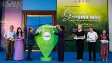 Đại biểu tham quan triển lãm "Gieo xanh nơi đỉnh mây". 