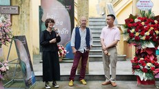 Nhà văn Đỗ Bích Thúy; nhà điêu khắc, họa sĩ Đinh Công Đạt; nhà văn, họa sĩ Nguyễn Trương Quý tại buổi khai mạc triển lãm Hai Ba Bốn...