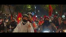 Cảnh người dân "đi bão" trong Ngày xưa có một chiếc cầu ở Việt Nam II của François Bibonne. Ảnh: NVCC