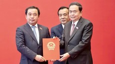 Chủ tịch Quốc hội Trần Thanh Mẫn trao Nghị quyết của Ủy ban Thường vụ Quốc hội phê chuẩn kết quả bầu đồng chí Trần Đức Thắng, Bí thư Thành ủy Hà Nội giữ chức Trưởng Đoàn ĐBQH TP. Hà Nội.