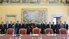 Chủ tịch Quốc hội Trần Thanh Mẫn và Phu nhân cùng Thủ tướng Tòa thánh Vatican, Hồng y Pietro Parolin và các đại biểu chụp ảnh chung. Ảnh: TTXVN