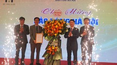 Đại diện Bảo tàng Hà Nội nhận quyết định trở thành điểm du lịch cấp thành phố. Ảnh: BTHN