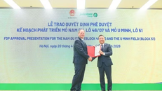 Thứ trưởng Công Thương Nguyễn Hoàng Long trao quyết định phê duyệt phát triển các mỏ cho Công ty Jadestone Energy.