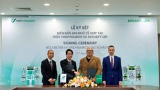 Từ trái qua phải: Ông Nguyễn Quang Vĩnh – Giám đốc Công nghệ, VinDynamics; Ông Lê Minh – Giám đốc Khối Phần cứng, VinDynamics; GS. Han Boon Siew – Giám đốc mảng Humanoid khu vực Châu Á - Thái Bình Dương, Tập đoàn Schaeffler; Ông Maximilian Fiedler – Giám đốc Điều hành khu vực Châu Á - Thái Bình Dương, Tập đoàn Schaeffler; tại sự kiện ký kết Biên bản ghi nhớ hợp tác giữa hai bên.