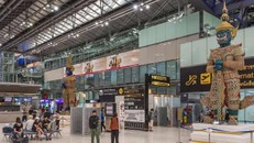Hành khách tại sân bay quốc tế Suvarnabhumi ở Bangkok, Thái Lan