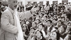 Chủ tịch Hồ Chí Minh nói chuyện với học sinh Trường Nghệ thuật sân khấu Trung ương ở Khu Văn công Mai Dịch, Hà Nội. Ảnh tư liệu