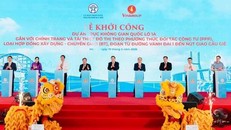 Chủ tịch Quốc hội Trần Thanh Mẫn và đại biểu thực hiện nghi thức phát lệnh khởi công Dự án trục không gian Quốc lộ 1A. 