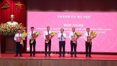 Bí thư Thành ủy Hà Nội Trần Đức Thắng trao các quyết định của Ban Bí thư Trung ương Đảng và Ban Thường vụ thành ủy về công tác cán bộ.