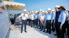 Bộ trưởng Bộ Xây dựng Trần Hồng Minh cùng đoàn công tác kiểm tra tiến độ thi công dự án mở rộng cao tốc TP Hồ Chí Minh - Trung Lương - Mỹ Thuận, một trong những công trình giao thông trọng điểm khu vực phía Nam.