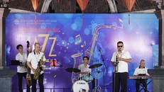 Nghệ sĩ Quyền Thiện Đắc và các nghệ sĩ Bình Minh Jazz Club đã mang đến không gian nghệ thuật đáng nhớ. Ảnh: SVHTT