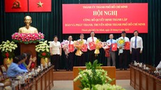 Phó bí thư thường trực Thành ủy TP Lê Quốc Phong, Phó bí thư Thành ủy TP Văn Thị Bạch Tuyết trao quyết định và hoa chúc mừng Tổng giám đốc và 4 Phó tổng giám đốc, cùng Hội đồng biên tập Báo và Phát thanh, Truyền hình TP Hồ Chí Minh