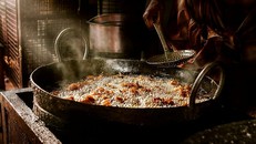 Món gà rán nổi tiếng của nhà hàng Wakatori tại tỉnh Shizuoka (Nhật Bản), nơi được cho là duy trì một phần dầu chiên truyền thống từ khi quán mở cửa vào năm 1960. Ảnh: O.C