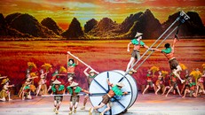 Các nghệ sĩ trình diễn kỹ thuật trên không kết hợp ngôn ngữ múa, xiếc và hiệu ứng sân khấu trong chương Hùng Vương dựng nước. Ảnh: BTC