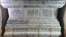 Các hoa văn trang trí trên Bệ đá Long Hoa, xã Liêm Hà, tỉnh Ninh Bình mang phong cách tinh xảo, bố cục cân đối, thể hiện tư duy thẩm mỹ hài hòa giữa yếu tố trang trí và tính biểu tượng tâm linh.