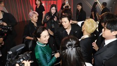 Tài tử Ji Chang Wook chào hỏi và bắt tay TS. Ngô Phương Lan, Giám đốc Liên hoan phim châu Á Đà Nẵng