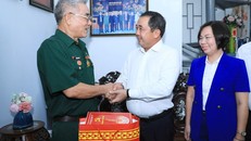Bí thư Thành ủy Hà Nội Trần Đức Thắng tặng quà thương binh Trần Huy Tắn.