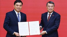 Thủ tướng Lê Minh Hưng trao Quyết định về việc điều động, bổ nhiệm ông Nguyễn Hoài Anh, Ủy viên Trung ương Đảng, Chủ tịch Ủy ban nhân dân tỉnh Thanh Hóa giữ chức Thứ trưởng Thường trực Bộ Dân tộc và Tôn giáo. Ảnh: Dương Giang/TTXVN