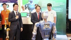 Phó Thủ tướng Lê Tiến Châu và các đại biểu tham quan trưng bày các sản phẩm ứng dụng trí tuệ nhân tạo tại Diễn đàn
