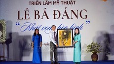 Gia đình họa sĩ Lê Bá Đảng tặng các bức hoạ cho Bảo tàng tỉnh Quảng Trị.