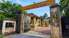 Nằm nép mình trong một con hẻm của đường Lý Thường Kiệt, Nhà lao Hội An do đế quốc Mỹ và chính quyền tay sai xây dựng từ năm 1960 với tên gọi là “Nhà lao Xóm Mới” hay “Trung tâm cải huấn Quảng Nam”. Đây được xem là chốn “địa ngục trần gian” đối với đồng bào, chiến sĩ của ta từ năm 1960 - 1975. Ảnh: hoianmuseum.com