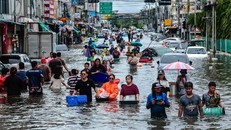 Chính quyền thủ đô Bangkok (Thái Lan) ngày 26/9/2026 công bố toàn bộ 50 quận của thủ đô là khu vực chịu ảnh hưởng thiên tai, sau gần 48 giờ mưa lớn liên tục gây ngập diện rộng, làm gián đoạn sinh hoạt và giao thông. Trong vòng 10 ngày, Thái Lan đã ghi nhận ít nhất 8 người thiệt mạng do mưa lũ. Ảnh: THX/TTXVN phát