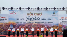 Các đại biểu thực hiện nghi thức cắt băng khai mạc hội chợ du lịch Tây Bắc năm 2026