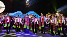 Các đại biểu cùng tham gia màn đại xòe
