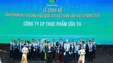 Ông Tal Cohen, Tổng Giám đốc Công ty CP Thực phẩm Sữa TH nhận biểu trưng Thương hiệu quốc gia Việt Nam năm 2026. Ảnh: Doanh nghiệp cung cấp