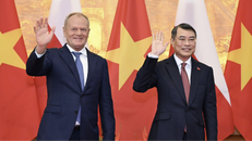 Thủ tướng Lê Minh Hưng và Thủ tướng Donald Tusk chụp ảnh chung ngày 26/10. Ảnh: Giang Huy