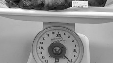 Khối bướu nặng 7,3 kg được lấy ra khỏi cơ thể bệnh nhân. Ảnh bệnh viện cung cấp.