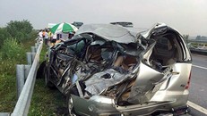 Chiếc Innova hư hỏng nặng sau tai nạn. Ảnh: Hải Luân Nguyễn.