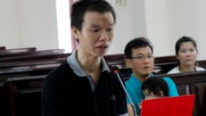 Hai mẹ con hát karaoke bị hàng xóm chém gục